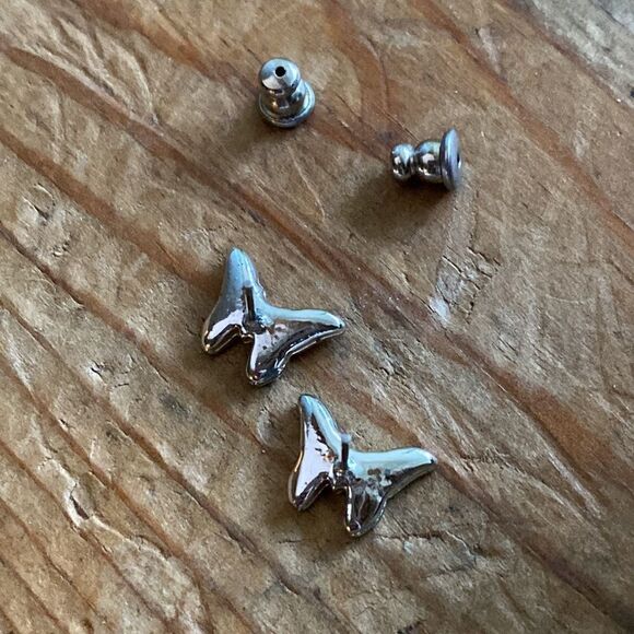 💛 Y2k Silver Tone Butterfly Earrings - Picture 4 of 4